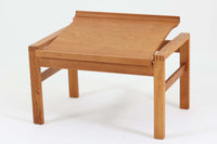 こちらは日本でも人気が高いボーエ・モーエンセンによる希少な「model 248」オットマンです。角度調整が可能で、快適な座り心地を提供します。現存する高級家具メーカー、Fredericia社製のしっかりとした造りが感じられ、品質の高さが際立っています。シンプルながらも洗練されたデザインは、どんなインテリアにも調和してくれそうです。