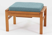 こちらは日本でも人気が高いボーエ・モーエンセンによる希少な「model 248」オットマンです。角度調整が可能で、快適な座り心地を提供します。現存する高級家具メーカー、Fredericia社製のしっかりとした造りが感じられ、品質の高さが際立っています。シンプルながらも洗練されたデザインは、どんなインテリアにも調和してくれそうです。