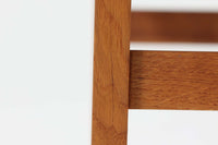 こちらは日本でも人気が高いボーエ・モーエンセンによる希少な「model 248」オットマンです。角度調整が可能で、快適な座り心地を提供します。現存する高級家具メーカー、Fredericia社製のしっかりとした造りが感じられ、品質の高さが際立っています。シンプルながらも洗練されたデザインは、どんなインテリアにも調和してくれそうです。