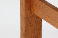 こちらは日本でも人気が高いボーエ・モーエンセンによる希少な「model 248」オットマンです。角度調整が可能で、快適な座り心地を提供します。現存する高級家具メーカー、Fredericia社製のしっかりとした造りが感じられ、品質の高さが際立っています。シンプルながらも洗練されたデザインは、どんなインテリアにも調和してくれそうです。