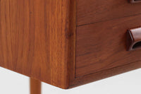 Borge mogensenデザインの小ぶりな片袖デスクは、モーエンセンらしい上質なオーク材が使用された美しいモデルです。デザインの特徴である引き出しの取手も、細部にわたるこだわりが感じられます。本体にはチーク材、脚にはビーチ材が使用され、デンマークの室内靴文化に配慮して、足元には汚れが目立たない濃い色味のチーク材がジョイントされています。洗練されたデザインと実用性を兼ね備えたこのデスクは、どんなインテリアにもマッチするアイテムです。