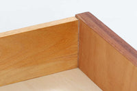 Borge mogensenデザインの小ぶりな片袖デスクは、モーエンセンらしい上質なオーク材が使用された美しいモデルです。デザインの特徴である引き出しの取手も、細部にわたるこだわりが感じられます。本体にはチーク材、脚にはビーチ材が使用され、デンマークの室内靴文化に配慮して、足元には汚れが目立たない濃い色味のチーク材がジョイントされています。洗練されたデザインと実用性を兼ね備えたこのデスクは、どんなインテリアにもマッチするアイテムです。