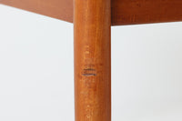 Borge mogensenデザインの小ぶりな片袖デスクは、モーエンセンらしい上質なオーク材が使用された美しいモデルです。デザインの特徴である引き出しの取手も、細部にわたるこだわりが感じられます。本体にはチーク材、脚にはビーチ材が使用され、デンマークの室内靴文化に配慮して、足元には汚れが目立たない濃い色味のチーク材がジョイントされています。洗練されたデザインと実用性を兼ね備えたこのデスクは、どんなインテリアにもマッチするアイテムです。