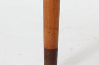 Borge mogensenデザインの小ぶりな片袖デスクは、モーエンセンらしい上質なオーク材が使用された美しいモデルです。デザインの特徴である引き出しの取手も、細部にわたるこだわりが感じられます。本体にはチーク材、脚にはビーチ材が使用され、デンマークの室内靴文化に配慮して、足元には汚れが目立たない濃い色味のチーク材がジョイントされています。洗練されたデザインと実用性を兼ね備えたこのデスクは、どんなインテリアにもマッチするアイテムです。