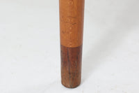 Borge mogensenデザインの小ぶりな片袖デスクは、モーエンセンらしい上質なオーク材が使用された美しいモデルです。デザインの特徴である引き出しの取手も、細部にわたるこだわりが感じられます。本体にはチーク材、脚にはビーチ材が使用され、デンマークの室内靴文化に配慮して、足元には汚れが目立たない濃い色味のチーク材がジョイントされています。洗練されたデザインと実用性を兼ね備えたこのデスクは、どんなインテリアにもマッチするアイテムです。