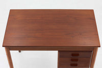 Borge mogensenデザインの小ぶりな片袖デスクは、モーエンセンらしい上質なオーク材が使用された美しいモデルです。デザインの特徴である引き出しの取手も、細部にわたるこだわりが感じられます。本体にはチーク材、脚にはビーチ材が使用され、デンマークの室内靴文化に配慮して、足元には汚れが目立たない濃い色味のチーク材がジョイントされています。洗練されたデザインと実用性を兼ね備えたこのデスクは、どんなインテリアにもマッチするアイテムです。