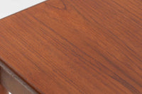 Borge mogensenデザインの小ぶりな片袖デスクは、モーエンセンらしい上質なオーク材が使用された美しいモデルです。デザインの特徴である引き出しの取手も、細部にわたるこだわりが感じられます。本体にはチーク材、脚にはビーチ材が使用され、デンマークの室内靴文化に配慮して、足元には汚れが目立たない濃い色味のチーク材がジョイントされています。洗練されたデザインと実用性を兼ね備えたこのデスクは、どんなインテリアにもマッチするアイテムです。