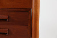 Borge mogensenデザインの小ぶりな片袖デスクは、モーエンセンらしい上質なオーク材が使用された美しいモデルです。デザインの特徴である引き出しの取手も、細部にわたるこだわりが感じられます。本体にはチーク材、脚にはビーチ材が使用され、デンマークの室内靴文化に配慮して、足元には汚れが目立たない濃い色味のチーク材がジョイントされています。洗練されたデザインと実用性を兼ね備えたこのデスクは、どんなインテリアにもマッチするアイテムです。