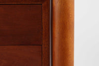 Borge mogensenデザインの小ぶりな片袖デスクは、モーエンセンらしい上質なオーク材が使用された美しいモデルです。デザインの特徴である引き出しの取手も、細部にわたるこだわりが感じられます。本体にはチーク材、脚にはビーチ材が使用され、デンマークの室内靴文化に配慮して、足元には汚れが目立たない濃い色味のチーク材がジョイントされています。洗練されたデザインと実用性を兼ね備えたこのデスクは、どんなインテリアにもマッチするアイテムです。