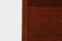 Borge mogensenデザインの小ぶりな片袖デスクは、モーエンセンらしい上質なオーク材が使用された美しいモデルです。デザインの特徴である引き出しの取手も、細部にわたるこだわりが感じられます。本体にはチーク材、脚にはビーチ材が使用され、デンマークの室内靴文化に配慮して、足元には汚れが目立たない濃い色味のチーク材がジョイントされています。洗練されたデザインと実用性を兼ね備えたこのデスクは、どんなインテリアにもマッチするアイテムです。