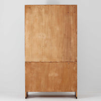 Hans J. Wegnerがデザインし、Ry Mobler社より製造されたこちらのディスプレイシェルフは、チーク材の上質な素材使いと真鍮パーツのディテールが際立つ北欧ビンテージ家具です。シンプルな直線的フォルムの中に、扉付き収納、ドロップダウン式のビューロスペース、小引き出しや仕切り棚など機能的な構造が備わっており、書斎でのデスク兼収納やリビングの飾り棚として多用途に活躍します。年月を経て深みを増した木肌が空間に落ち着いた存在感を与える逸品です。