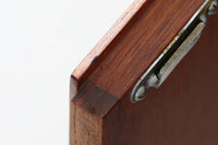 北欧より買い付けた、Borge mogensenデザインのキャビネットです。本体には上質なチーク材が使用されており、その温かみのある質感が魅力です。モーエンセンらしいシンプルでありながら高級感のあるデザインが特徴で、本体の組み方や取手など、細部にわたる趣向が光ります。