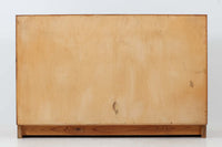 北欧より買い付けた、Borge mogensenデザインのキャビネットです。本体には上質なチーク材が使用されており、その温かみのある質感が魅力です。モーエンセンらしいシンプルでありながら高級感のあるデザインが特徴で、本体の組み方や取手など、細部にわたる趣向が光ります。