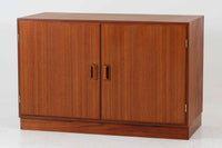 北欧より買い付けた、Borge mogensenデザインのキャビネットです。本体には上質なチーク材が使用されており、その温かみのある質感が魅力です。モーエンセンらしいシンプルでありながら高級感のあるデザインが特徴で、本体の組み方や取手など、細部にわたる趣向が光ります。