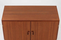 北欧より買い付けた、Borge mogensenデザインのキャビネットです。本体には上質なチーク材が使用されており、その温かみのある質感が魅力です。モーエンセンらしいシンプルでありながら高級感のあるデザインが特徴で、本体の組み方や取手など、細部にわたる趣向が光ります。