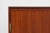 北欧より買い付けた、Borge mogensenデザインのキャビネットです。本体には上質なチーク材が使用されており、その温かみのある質感が魅力です。モーエンセンらしいシンプルでありながら高級感のあるデザインが特徴で、本体の組み方や取手など、細部にわたる趣向が光ります。