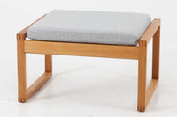 デンマークより買い付けました。Borge mogensen(ボーエ・モーエンセン)デザインのmodel2248オットマンです。本体のフレームには高品質なオーク材が使用されており、経年変化により深みのある色合いに変化し、その美しい風合いが魅力的です。