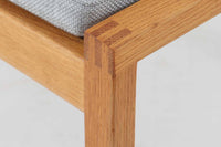 デンマークより買い付けました。Borge mogensen(ボーエ・モーエンセン)デザインのmodel2248オットマンです。本体のフレームには高品質なオーク材が使用されており、経年変化により深みのある色合いに変化し、その美しい風合いが魅力的です。