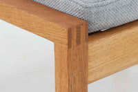 デンマークより買い付けました。Borge mogensen(ボーエ・モーエンセン)デザインのmodel2248オットマンです。本体のフレームには高品質なオーク材が使用されており、経年変化により深みのある色合いに変化し、その美しい風合いが魅力的です。