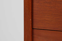 デンマークのデザイナーJohannes Sorthによるシェルフで、Nexø møbelfabrik社で製造されたヴィンテージアイテムです。中央の蛇腹扉は、収納機能と美しいデザインを兼ね備え、スムーズな開閉が特徴です。高品質なチーク材を使用し、木目が美しく、温かみのある仕上がりです。シンプルで洗練されたこのシェルフは、どんな空間にもエレガントな印象を与えます。北欧デザインの魅力を感じさせる一品です。