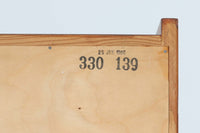 デンマークのデザイナーJohannes Sorthによるシェルフで、Nexø møbelfabrik社で製造されたヴィンテージアイテムです。中央の蛇腹扉は、収納機能と美しいデザインを兼ね備え、スムーズな開閉が特徴です。高品質なチーク材を使用し、木目が美しく、温かみのある仕上がりです。シンプルで洗練されたこのシェルフは、どんな空間にもエレガントな印象を与えます。北欧デザインの魅力を感じさせる一品です。