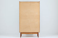 デンマークのデザイナーJohannes Sorthによるシェルフで、Nexø møbelfabrik社で製造されたヴィンテージアイテムです。中央の蛇腹扉は、収納機能と美しいデザインを兼ね備え、スムーズな開閉が特徴です。高品質なチーク材を使用し、木目が美しく、温かみのある仕上がりです。シンプルで洗練されたこのシェルフは、どんな空間にもエレガントな印象を与えます。北欧デザインの魅力を感じさせる一品です。