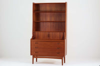 デンマークのデザイナーJohannes Sorthによるシェルフで、Nexø møbelfabrik社で製造されたヴィンテージアイテムです。中央の蛇腹扉は、収納機能と美しいデザインを兼ね備え、スムーズな開閉が特徴です。高品質なチーク材を使用し、木目が美しく、温かみのある仕上がりです。シンプルで洗練されたこのシェルフは、どんな空間にもエレガントな印象を与えます。北欧デザインの魅力を感じさせる一品です。