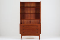 デンマークのデザイナーJohannes Sorthによるシェルフで、Nexø møbelfabrik社で製造されたヴィンテージアイテムです。中央の蛇腹扉は、収納機能と美しいデザインを兼ね備え、スムーズな開閉が特徴です。高品質なチーク材を使用し、木目が美しく、温かみのある仕上がりです。シンプルで洗練されたこのシェルフは、どんな空間にもエレガントな印象を与えます。北欧デザインの魅力を感じさせる一品です。