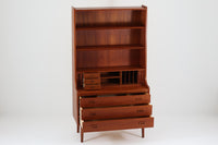 デンマークのデザイナーJohannes Sorthによるシェルフで、Nexø møbelfabrik社で製造されたヴィンテージアイテムです。中央の蛇腹扉は、収納機能と美しいデザインを兼ね備え、スムーズな開閉が特徴です。高品質なチーク材を使用し、木目が美しく、温かみのある仕上がりです。シンプルで洗練されたこのシェルフは、どんな空間にもエレガントな印象を与えます。北欧デザインの魅力を感じさせる一品です。