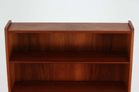 デンマークのデザイナーJohannes Sorthによるシェルフで、Nexø møbelfabrik社で製造されたヴィンテージアイテムです。中央の蛇腹扉は、収納機能と美しいデザインを兼ね備え、スムーズな開閉が特徴です。高品質なチーク材を使用し、木目が美しく、温かみのある仕上がりです。シンプルで洗練されたこのシェルフは、どんな空間にもエレガントな印象を与えます。北欧デザインの魅力を感じさせる一品です。
