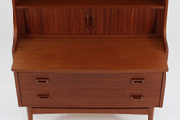 デンマークのデザイナーJohannes Sorthによるシェルフで、Nexø møbelfabrik社で製造されたヴィンテージアイテムです。中央の蛇腹扉は、収納機能と美しいデザインを兼ね備え、スムーズな開閉が特徴です。高品質なチーク材を使用し、木目が美しく、温かみのある仕上がりです。シンプルで洗練されたこのシェルフは、どんな空間にもエレガントな印象を与えます。北欧デザインの魅力を感じさせる一品です。