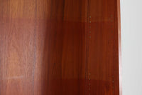 デンマークのデザイナーJohannes Sorthによるシェルフで、Nexø møbelfabrik社で製造されたヴィンテージアイテムです。中央の蛇腹扉は、収納機能と美しいデザインを兼ね備え、スムーズな開閉が特徴です。高品質なチーク材を使用し、木目が美しく、温かみのある仕上がりです。シンプルで洗練されたこのシェルフは、どんな空間にもエレガントな印象を与えます。北欧デザインの魅力を感じさせる一品です。