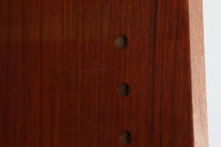 デンマークのデザイナーJohannes Sorthによるシェルフで、Nexø møbelfabrik社で製造されたヴィンテージアイテムです。中央の蛇腹扉は、収納機能と美しいデザインを兼ね備え、スムーズな開閉が特徴です。高品質なチーク材を使用し、木目が美しく、温かみのある仕上がりです。シンプルで洗練されたこのシェルフは、どんな空間にもエレガントな印象を与えます。北欧デザインの魅力を感じさせる一品です。