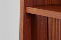 デンマークのデザイナーJohannes Sorthによるシェルフで、Nexø møbelfabrik社で製造されたヴィンテージアイテムです。中央の蛇腹扉は、収納機能と美しいデザインを兼ね備え、スムーズな開閉が特徴です。高品質なチーク材を使用し、木目が美しく、温かみのある仕上がりです。シンプルで洗練されたこのシェルフは、どんな空間にもエレガントな印象を与えます。北欧デザインの魅力を感じさせる一品です。