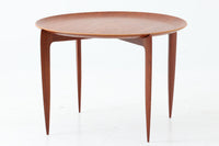 北欧より買い付けました。Fritz Hansen社が1950~1960年代に製造したものと思われます。デザイナーのハンス・エンゲホルムとスヴェン・オーゲ・ウィルムセンによる共作で、折り畳み可能な脚部と、トレイとしても使用できる天板が特徴的なデザインです。