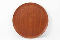 北欧より買い付けました。Fritz Hansen社が1950~1960年代に製造したものと思われます。デザイナーのハンス・エンゲホルムとスヴェン・オーゲ・ウィルムセンによる共作で、折り畳み可能な脚部と、トレイとしても使用できる天板が特徴的なデザインです。