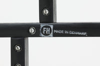 北欧より買い付けました。Fritz Hansen社が1950〜1960年代に製造したものと思われます。デザイナーのハンス・エンゲホルムとスヴェン・オーゲ・ウィルムセンによる共作で、折り畳み可能な脚部と、トレイとしても使用できる天板が特徴的なデザインです。