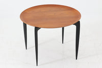 北欧より買い付けました。Fritz Hansen社が1950〜1960年代に製造したものと思われます。デザイナーのハンス・エンゲホルムとスヴェン・オーゲ・ウィルムセンによる共作で、折り畳み可能な脚部と、トレイとしても使用できる天板が特徴的なデザインです。