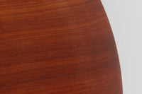 北欧より買い付けました。Fritz Hansen社が1950〜1960年代に製造したものと思われます。デザイナーのハンス・エンゲホルムとスヴェン・オーゲ・ウィルムセンによる共作で、折り畳み可能な脚部と、トレイとしても使用できる天板が特徴的なデザインです。