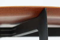 北欧より買い付けました。Fritz Hansen社が1950〜1960年代に製造したものと思われます。デザイナーのハンス・エンゲホルムとスヴェン・オーゲ・ウィルムセンによる共作で、折り畳み可能な脚部と、トレイとしても使用できる天板が特徴的なデザインです。