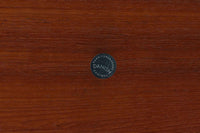 北欧より買い付けました。Fritz Hansen社が1950〜1960年代に製造したものと思われます。デザイナーのハンス・エンゲホルムとスヴェン・オーゲ・ウィルムセンによる共作で、折り畳み可能な脚部と、トレイとしても使用できる天板が特徴的なデザインです。