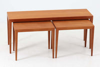 北欧より買い付けたSeverin Hansen Jr.によるデザインのサイドテーブルです。天板と脚の角には美しいトメ加工が施され、シンプルながらも洗練されたデザインが特徴です。こちらの商品はネストテーブルで、コーヒーテーブルやサイドテーブルとして幅広くお使いいただけます。使わない時はコンパクトに収納可能で、お部屋をすっきりと保てます。上質なチーク材を使用しており、耐久性と木材ならではの温かみもお楽しみいただけます。