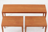 北欧より買い付けたSeverin Hansen Jr.によるデザインのサイドテーブルです。天板と脚の角には美しいトメ加工が施され、シンプルながらも洗練されたデザインが特徴です。こちらの商品はネストテーブルで、コーヒーテーブルやサイドテーブルとして幅広くお使いいただけます。使わない時はコンパクトに収納可能で、お部屋をすっきりと保てます。上質なチーク材を使用しており、耐久性と木材ならではの温かみもお楽しみいただけます。