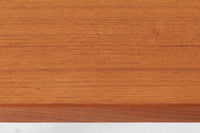 北欧より買い付けたSeverin Hansen Jr.によるデザインのサイドテーブルです。天板と脚の角には美しいトメ加工が施され、シンプルながらも洗練されたデザインが特徴です。こちらの商品はネストテーブルで、コーヒーテーブルやサイドテーブルとして幅広くお使いいただけます。使わない時はコンパクトに収納可能で、お部屋をすっきりと保てます。上質なチーク材を使用しており、耐久性と木材ならではの温かみもお楽しみいただけます。