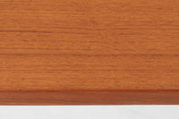 北欧より買い付けたSeverin Hansen Jr.によるデザインのサイドテーブルです。天板と脚の角には美しいトメ加工が施され、シンプルながらも洗練されたデザインが特徴です。こちらの商品はネストテーブルで、コーヒーテーブルやサイドテーブルとして幅広くお使いいただけます。使わない時はコンパクトに収納可能で、お部屋をすっきりと保てます。上質なチーク材を使用しており、耐久性と木材ならではの温かみもお楽しみいただけます。