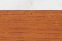 北欧より買い付けたSeverin Hansen Jr.によるデザインのサイドテーブルです。天板と脚の角には美しいトメ加工が施され、シンプルながらも洗練されたデザインが特徴です。こちらの商品はネストテーブルで、コーヒーテーブルやサイドテーブルとして幅広くお使いいただけます。使わない時はコンパクトに収納可能で、お部屋をすっきりと保てます。上質なチーク材を使用しており、耐久性と木材ならではの温かみもお楽しみいただけます。