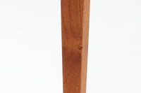 北欧より買い付けたSeverin Hansen Jr.によるデザインのサイドテーブルです。天板と脚の角には美しいトメ加工が施され、シンプルながらも洗練されたデザインが特徴です。こちらの商品はネストテーブルで、コーヒーテーブルやサイドテーブルとして幅広くお使いいただけます。使わない時はコンパクトに収納可能で、お部屋をすっきりと保てます。上質なチーク材を使用しており、耐久性と木材ならではの温かみもお楽しみいただけます。