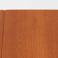 Hans J. Wegnerがデザインし、Andreas Tuck社から発表されたAT33ソーイングテーブルは、チーク無垢材を贅沢に用いた希少なモデルです。両側のバタフライ式天板で作業スペースを拡張でき、仕切り付きの引き出しとラタン製バスケットが裁縫道具や小物を美しく収納します。下段の棚板も備えた実用性の高い構造で、繊細な造作と職人技が光る北欧ビンテージ家具の逸品です。