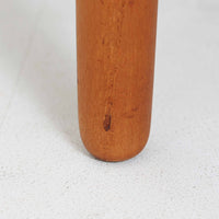 Hans J. Wegnerがデザインし、Andreas Tuck社から発表されたAT33ソーイングテーブルは、チーク無垢材を贅沢に用いた希少なモデルです。両側のバタフライ式天板で作業スペースを拡張でき、仕切り付きの引き出しとラタン製バスケットが裁縫道具や小物を美しく収納します。下段の棚板も備えた実用性の高い構造で、繊細な造作と職人技が光る北欧ビンテージ家具の逸品です。