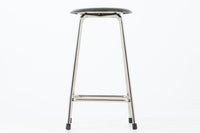 デンマークより買い付けたハイスツールです。黒い座面とスチールフレームの組み合わせにより、しっかりとした強度を持っています。